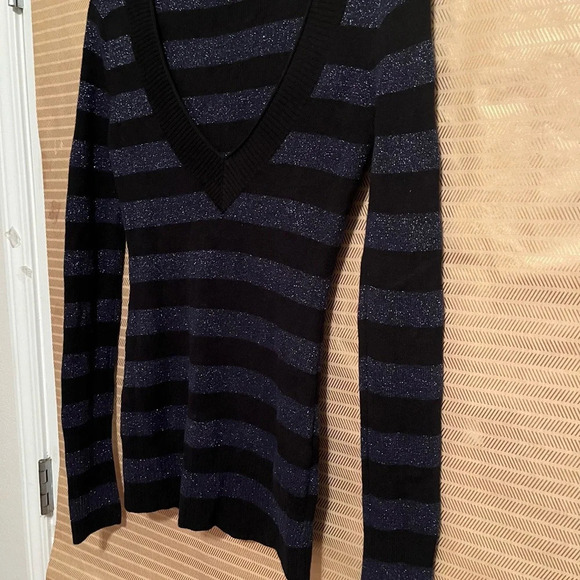 EXPRESS~DEEP V NECK~BLOUSE~NWOT~M - Picture 2 of 6